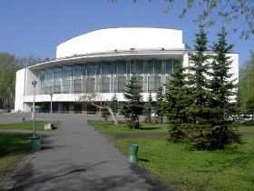 Архангельский театр драмы им. Ломоносова. Фото с сайта: www.bronipoezd.ru Архангельский театр драмы им. Ломоносова. Фото с сайта: www.bronipoezd.ru