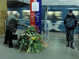 Цветы на станции "Парк культуры". Фото с сайта daylife.com Цветы на станции "Парк культуры". Фото с сайта daylife.com