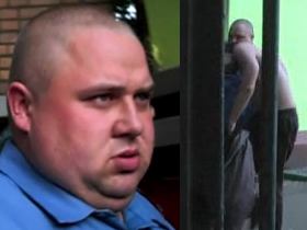 Сотрудник милиции, предположительно избивший Александра Артемьева, сцена избиения. Фото: ubl.livejournal.com Сотрудник милиции, предположительно избивший Александра Артемьева, сцена избиения. Фото: ubl.livejournal.com