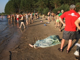 Тело погибшего на "Селигере-2010" Виталия Спесивых. Фото Дениса Титова/http://den-titov.livejournal.com Тело погибшего на "Селигере-2010" Виталия Спесивых. Фото Дениса Титова/http://den-titov.livejournal.com