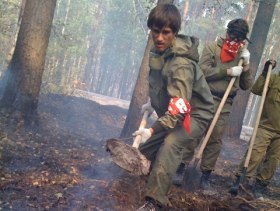 Сенатор Руслан Гаттаров тушит пожар. Фото из ЖЖ piligrim-67 Сенатор Руслан Гаттаров тушит пожар. Фото из ЖЖ piligrim-67