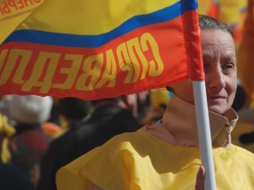 Активистка "Справедливой России" на первомайском шествии в Москве. Фото Анастасии Петровой/Каспаров.Ru. Активистка "Справедливой России" на первомайском шествии в Москве. Фото Анастасии Петровой/Каспаров.Ru.