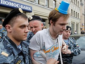 ОМОН задерживает митингующего. Фото Reuters. ОМОН задерживает митингующего. Фото Reuters.