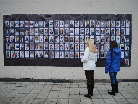 театральный центр на Дубровке. Фоторафии погибших. Фото Каспарова.Ru. театральный центр на Дубровке. Фоторафии погибших. Фото Каспарова.Ru.