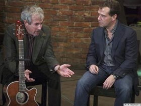 Андрей Макаревич и Дмитрий Медведев. Фото: vestiregion.ru Андрей Макаревич и Дмитрий Медведев. Фото: vestiregion.ru