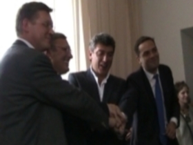 Лидеры демократической коалиции. Фото с сайта www.grani.ru Лидеры демократической коалиции. Фото с сайта www.grani.ru