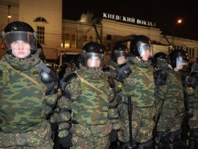 ОМОН на площади у Киевского вокзала. Фото: daylife.com ОМОН на площади у Киевского вокзала. Фото: daylife.com