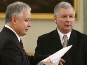 Лех и Ярослав Качиньские. Фото с сайта www.cache.boston.com Лех и Ярослав Качиньские. Фото с сайта www.cache.boston.com