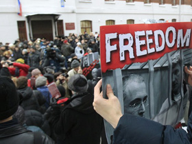 Толпа у Хамовнического суда. Фото: daylife.com Толпа у Хамовнического суда. Фото: daylife.com