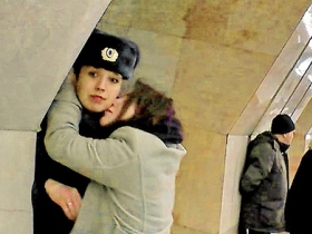 Акция "Войны" "Лобзай мусора". Фото: wisegizmo.livejournal.com Акция "Войны" "Лобзай мусора". Фото: wisegizmo.livejournal.com