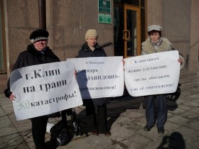 Пикет против прокладки трассы через "Завидово". Фото: yabloko.ru Пикет против прокладки трассы через "Завидово". Фото: yabloko.ru