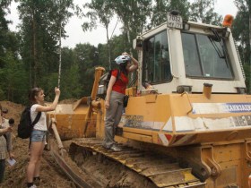 Активисты останавливают технику в Химкинском лесу. Фото Каспарова.Ru Активисты останавливают технику в Химкинском лесу. Фото Каспарова.Ru