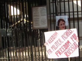 Пикеты в поддержку Pussy Riot у российского генконсульства в Нью-Йорке. Фото "Другой России" Пикеты в поддержку Pussy Riot у российского генконсульства в Нью-Йорке. Фото "Другой России"