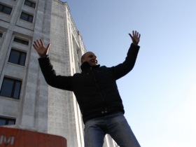 Сергей Удальцов перед задержанием на Арбатской площади. Фото Каспарова.Ru Сергей Удальцов перед задержанием на Арбатской площади. Фото Каспарова.Ru