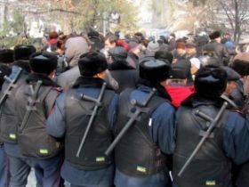 Оцепление. Фото: Ильнар Гарифуллин, Каспаров.Ru Оцепление. Фото: Ильнар Гарифуллин, Каспаров.Ru