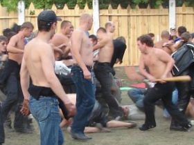 Побоище на рок-фестивале. Фрагмент фото с сайта uralpress.ru Побоище на рок-фестивале. Фрагмент фото с сайта uralpress.ru