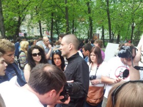 Сергей Удальцов возле памятника Абаю Кунанбаеву на Чистых прудах. Фото из "Твиттера" @oleg_kozyrev Сергей Удальцов возле памятника Абаю Кунанбаеву на Чистых прудах. Фото из "Твиттера" @oleg_kozyrev