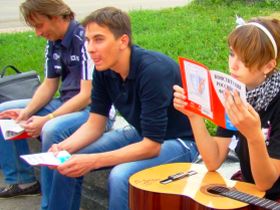 Читают Коституцию. Фото Виктора Шамаева, Каспаров.Ru Читают Коституцию. Фото Виктора Шамаева, Каспаров.Ru