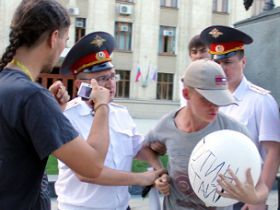 Задержание активиста. Фото с сайта kavkaz-uzel.ru Задержание активиста. Фото с сайта kavkaz-uzel.ru