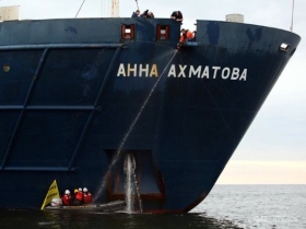 Судно снабжения "Анна Ахматова". Фото с сайта greenpeace.org Судно снабжения "Анна Ахматова". Фото с сайта greenpeace.org