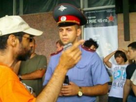 Виктор Корб на собрании беседует с полицейским. Фото с сайта rmx.ru Виктор Корб на собрании беседует с полицейским. Фото с сайта rmx.ru