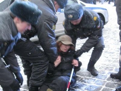 Задержание Веры Лаврешиной. Фото из "Твиттера" Ильи Яшина Задержание Веры Лаврешиной. Фото из "Твиттера" Ильи Яшина