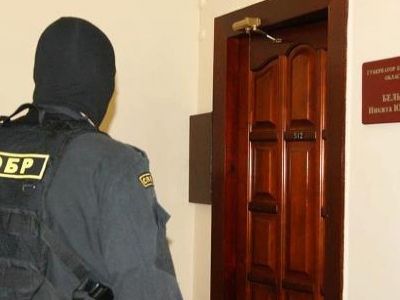 "Маски-шоу" в кабинете Белых. Фото из фейсбука Бориса Немцова "Маски-шоу" в кабинете Белых. Фото из фейсбука Бориса Немцова