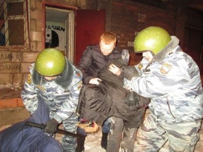 Выдворение активистов. Фото: na6ludatelb.livejournal.com Выдворение активистов. Фото: na6ludatelb.livejournal.com