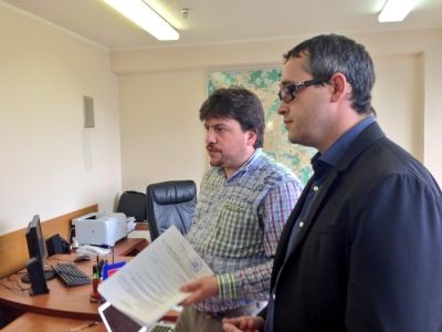 Леонид Волков берет подписи в АМОМ (Фото: twitter.com/rrubanov) Леонид Волков берет подписи в АМОМ (Фото: twitter.com/rrubanov)