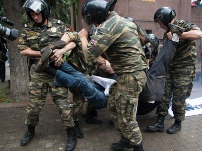 Задержание участника акции. Фото нижегородской "Другой России" Задержание участника акции. Фото нижегородской "Другой России"