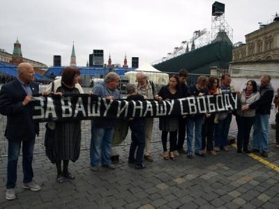 Акция на Красной площади. Фото из "Твиттера" Владимира Варфоломеева. Акция на Красной площади. Фото из "Твиттера" Владимира Варфоломеева.