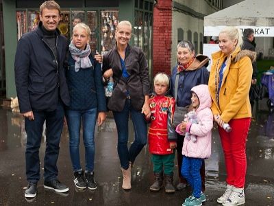 Алексей Навальный с семьей и Людмила Улицкая с внуками. Фото из блога navalny.livejournal.com Алексей Навальный с семьей и Людмила Улицкая с внуками. Фото из блога navalny.livejournal.com