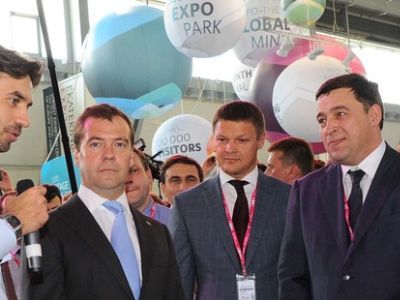 Медведев, багаряков, куйвашев. Фрагмент фото с сайта pravdaurfo.ru Медведев, багаряков, куйвашев. Фрагмент фото с сайта pravdaurfo.ru