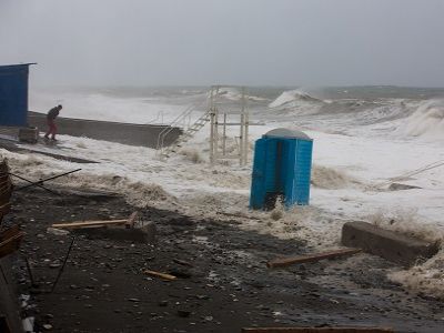 Разрушения на сочинской набережной. Фото из блога bednenkiy.livejournal.com Разрушения на сочинской набережной. Фото из блога bednenkiy.livejournal.com