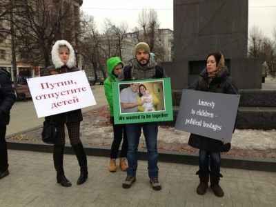 Пикет против "закона Димы Яковлева" (grani.ru) Пикет против "закона Димы Яковлева" (grani.ru)