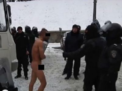 Издевательства "Беркута". Фото из блога eyra-0501.livejournal.com Издевательства "Беркута". Фото из блога eyra-0501.livejournal.com