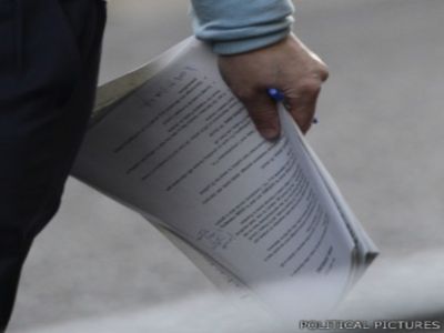 Документ в руках члена кабинета был снят репортером. Документ в руках члена кабинета был снят репортером.