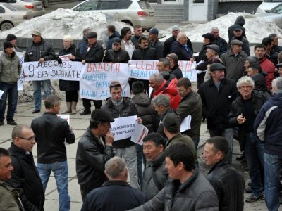 Строители требуют зарплату. Фото: sakhalinmedia.ru Строители требуют зарплату. Фото: sakhalinmedia.ru