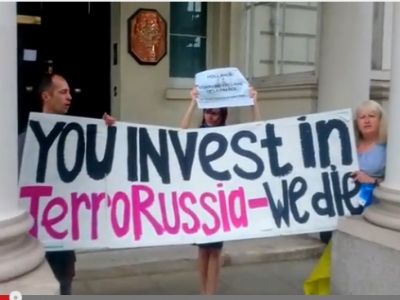Стоп-кадр из видеозаписи No mistrals for TerroRussia (youtube) Стоп-кадр из видеозаписи No mistrals for TerroRussia (youtube)