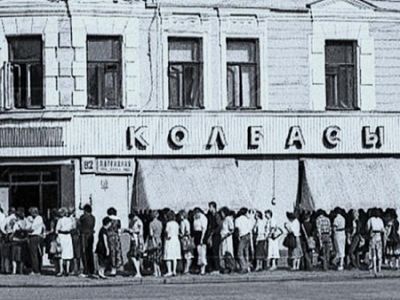 Очередь за колбасой в СССР. Источник - http://f5.ru/ Очередь за колбасой в СССР. Источник - http://f5.ru/