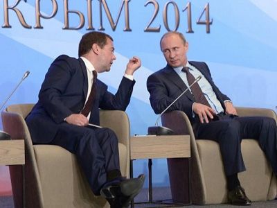 Путин и Медведев на встрече "Крым-2014". Фото: images.aif.ru Путин и Медведев на встрече "Крым-2014". Фото: images.aif.ru