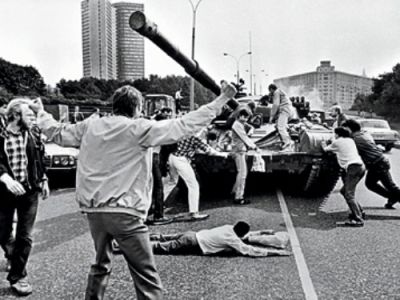 Столкновения у Белого дома. Фото shatunow.livejournal.com Столкновения у Белого дома. Фото shatunow.livejournal.com