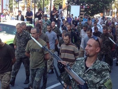 Донецк, 24.08, средневековый "парад пленных". Источник - http://inforesist.org/v-donecke-terroristy-ustroili-parad-plennyx/ Донецк, 24.08, средневековый "парад пленных". Источник - http://inforesist.org/v-donecke-terroristy-ustroili-parad-plennyx/