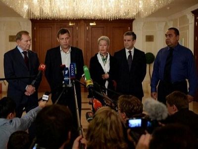 После подписания Минского протокола. Источник - https://twitter.com/euromaidan/status/507913849434308609 После подписания Минского протокола. Источник - https://twitter.com/euromaidan/status/507913849434308609