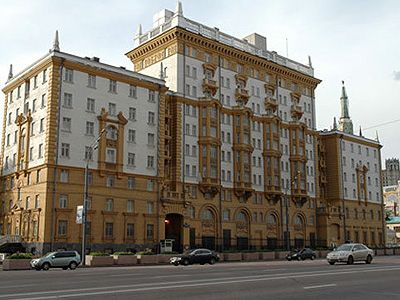 Посольства США в Москве http://fedpress.ru/news/society/news_event/1402818146-politsiya-zaderzhala-khuliganov-u-posolstva-ssha-v-moskve Посольства США в Москве http://fedpress.ru/news/society/news_event/1402818146-politsiya-zaderzhala-khuliganov-u-posolstva-ssha-v-moskve