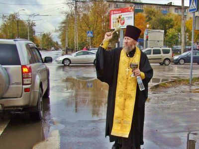 Окропление святой водой. Фото: Виктор Шамаев, Каспаров.Ru Окропление святой водой. Фото: Виктор Шамаев, Каспаров.Ru