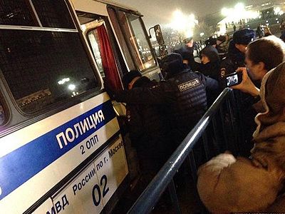 Задержание участников акции в поддержку "узников 6 мая". Фото: twitter.com/mynameisphilipp Задержание участников акции в поддержку "узников 6 мая". Фото: twitter.com/mynameisphilipp