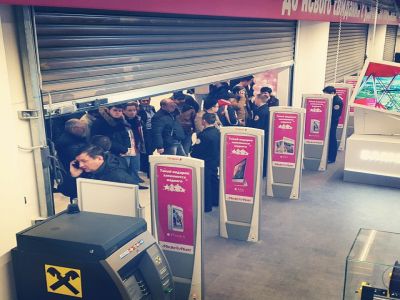 Очередь в Media Markt (siliconrus.com) Очередь в Media Markt (siliconrus.com)