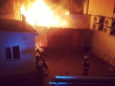 Пожарные не спешат. Фото: Твиттер Пожарные не спешат. Фото: Твиттер