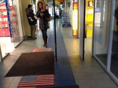 Антиамериканская акция в магазине. Источник - http://www.mk.ru/ Антиамериканская акция в магазине. Источник - http://www.mk.ru/
